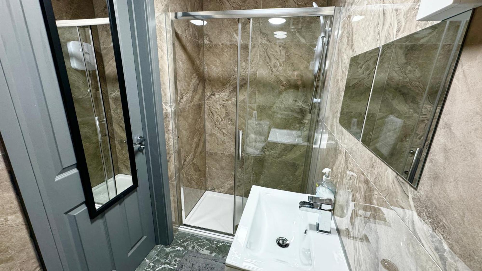 Rnm - Upgraded Business Stay For Travelling Contractors, All Amenities, Private Access Entire Place, Kitchen & Washroom, Smart Tv, Easy Access, Parking Nearby Cradley Heath Dış mekan fotoğraf