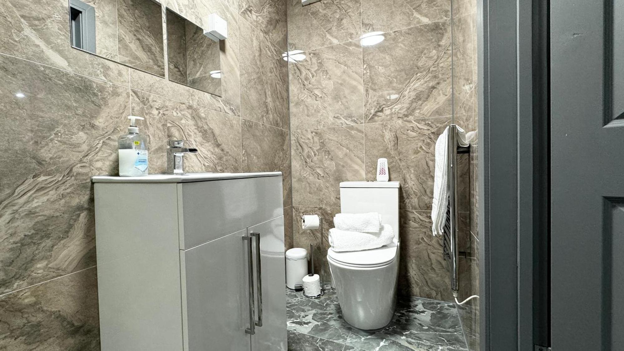 Rnm - Upgraded Business Stay For Travelling Contractors, All Amenities, Private Access Entire Place, Kitchen & Washroom, Smart Tv, Easy Access, Parking Nearby Cradley Heath Dış mekan fotoğraf