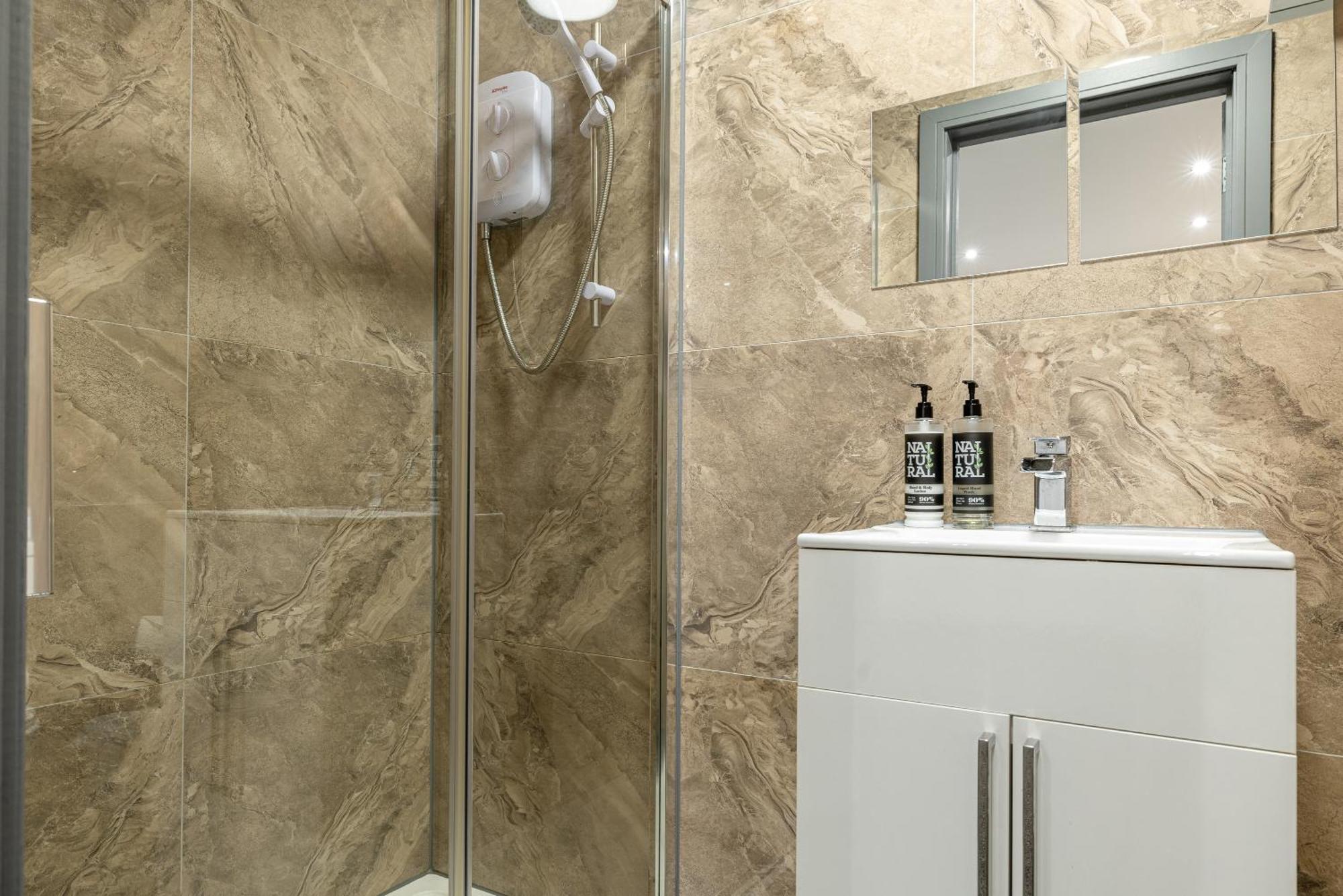 Rnm - Upgraded Business Stay For Travelling Contractors, All Amenities, Private Access Entire Place, Kitchen & Washroom, Smart Tv, Easy Access, Parking Nearby Cradley Heath Dış mekan fotoğraf