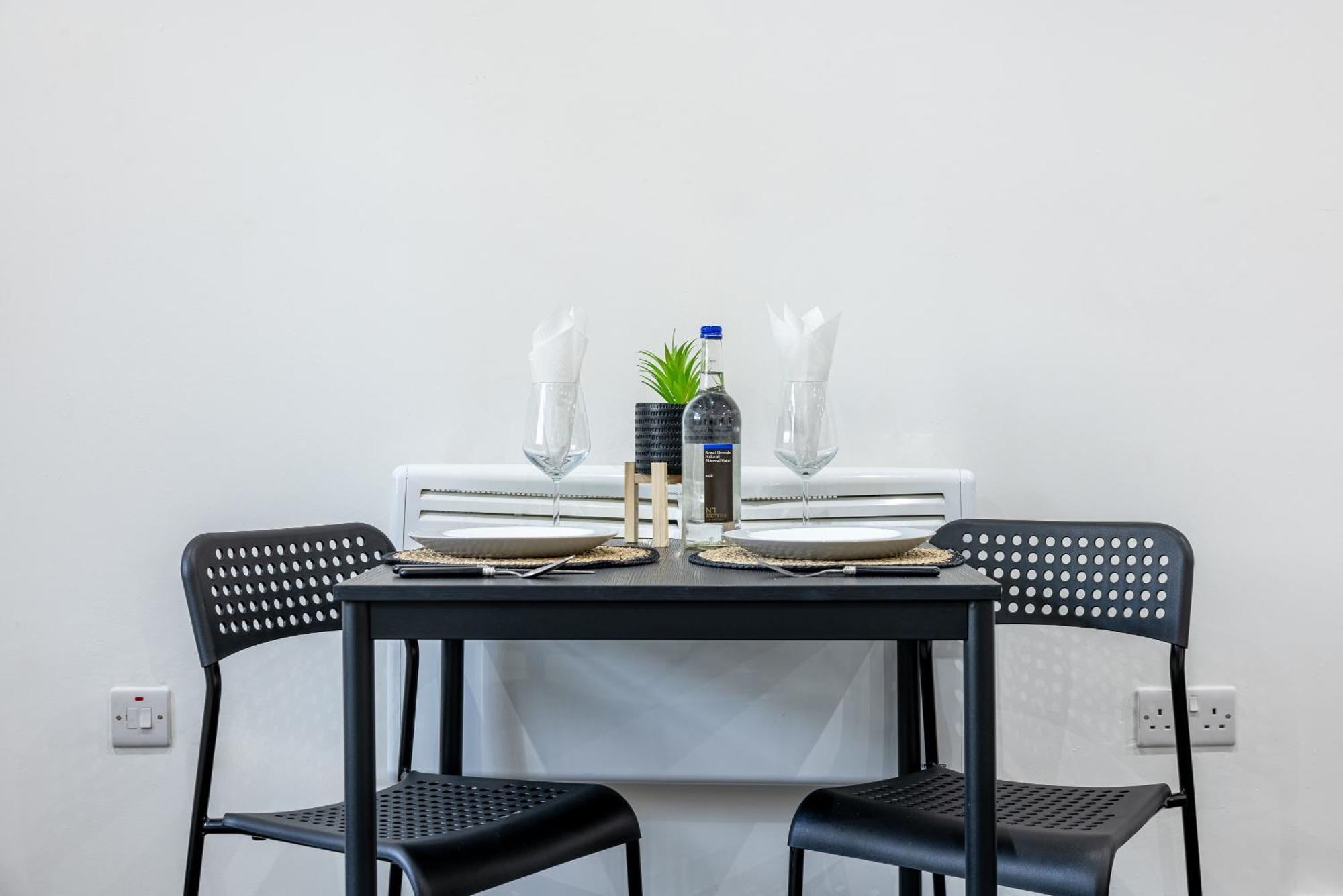 Rnm - Upgraded Business Stay For Travelling Contractors, All Amenities, Private Access Entire Place, Kitchen & Washroom, Smart Tv, Easy Access, Parking Nearby Cradley Heath Dış mekan fotoğraf