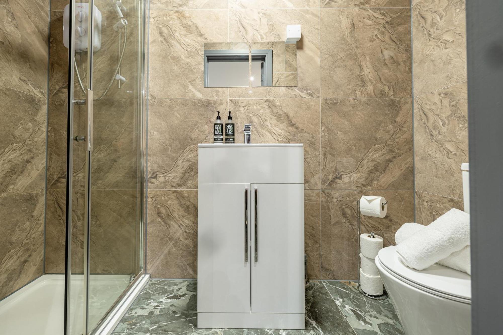 Rnm - Upgraded Business Stay For Travelling Contractors, All Amenities, Private Access Entire Place, Kitchen & Washroom, Smart Tv, Easy Access, Parking Nearby Cradley Heath Dış mekan fotoğraf