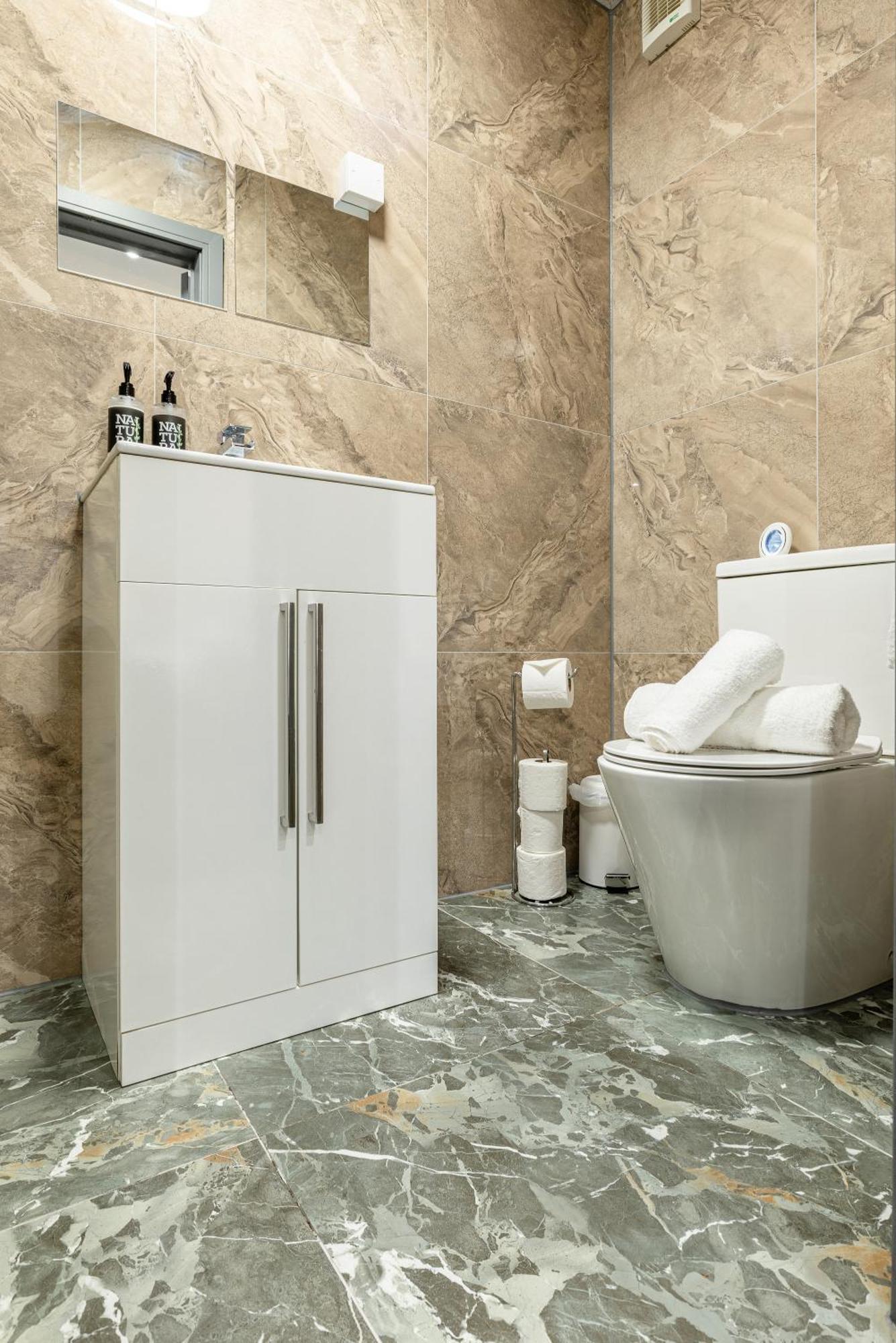 Rnm - Upgraded Business Stay For Travelling Contractors, All Amenities, Private Access Entire Place, Kitchen & Washroom, Smart Tv, Easy Access, Parking Nearby Cradley Heath Dış mekan fotoğraf