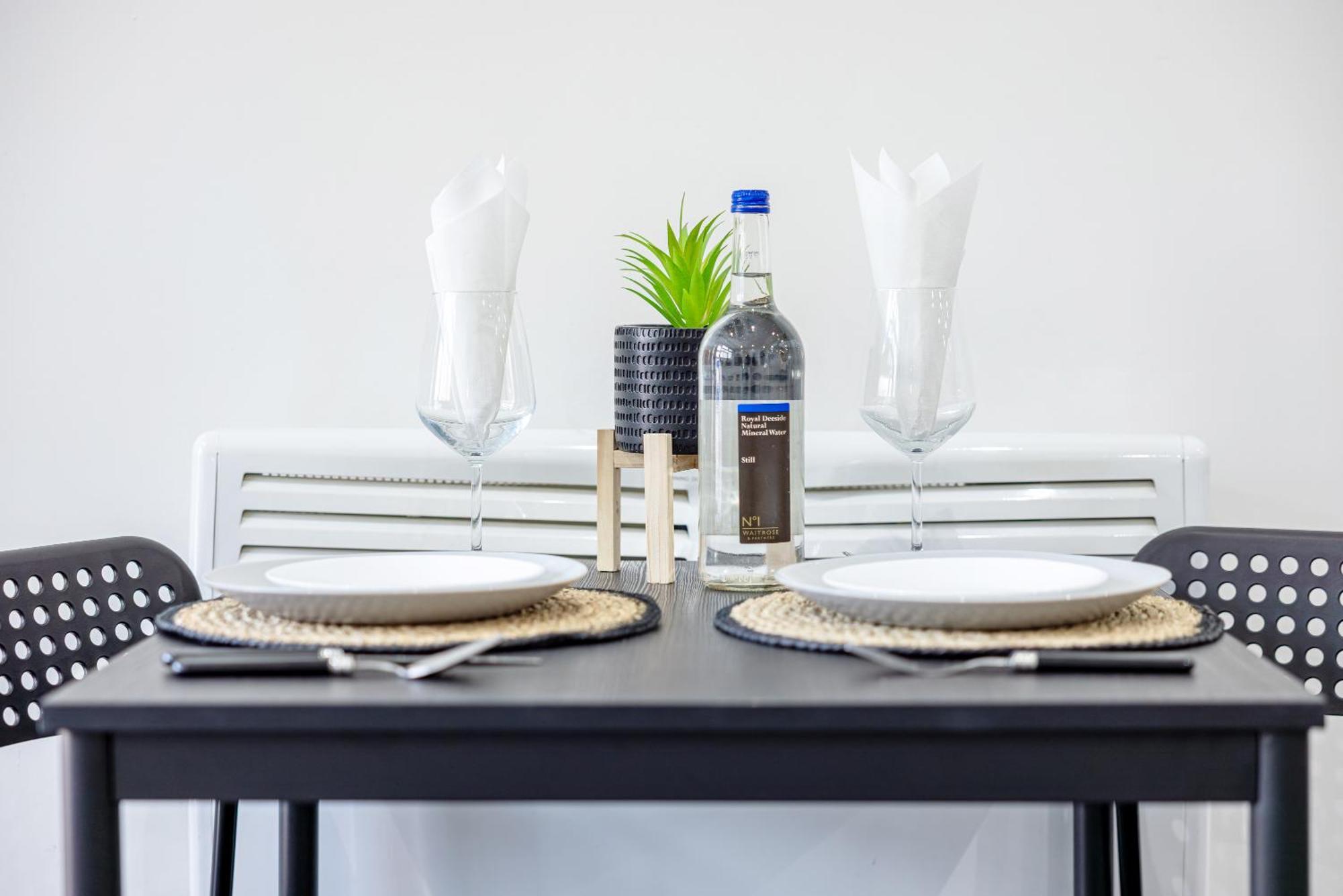 Rnm - Upgraded Business Stay For Travelling Contractors, All Amenities, Private Access Entire Place, Kitchen & Washroom, Smart Tv, Easy Access, Parking Nearby Cradley Heath Dış mekan fotoğraf