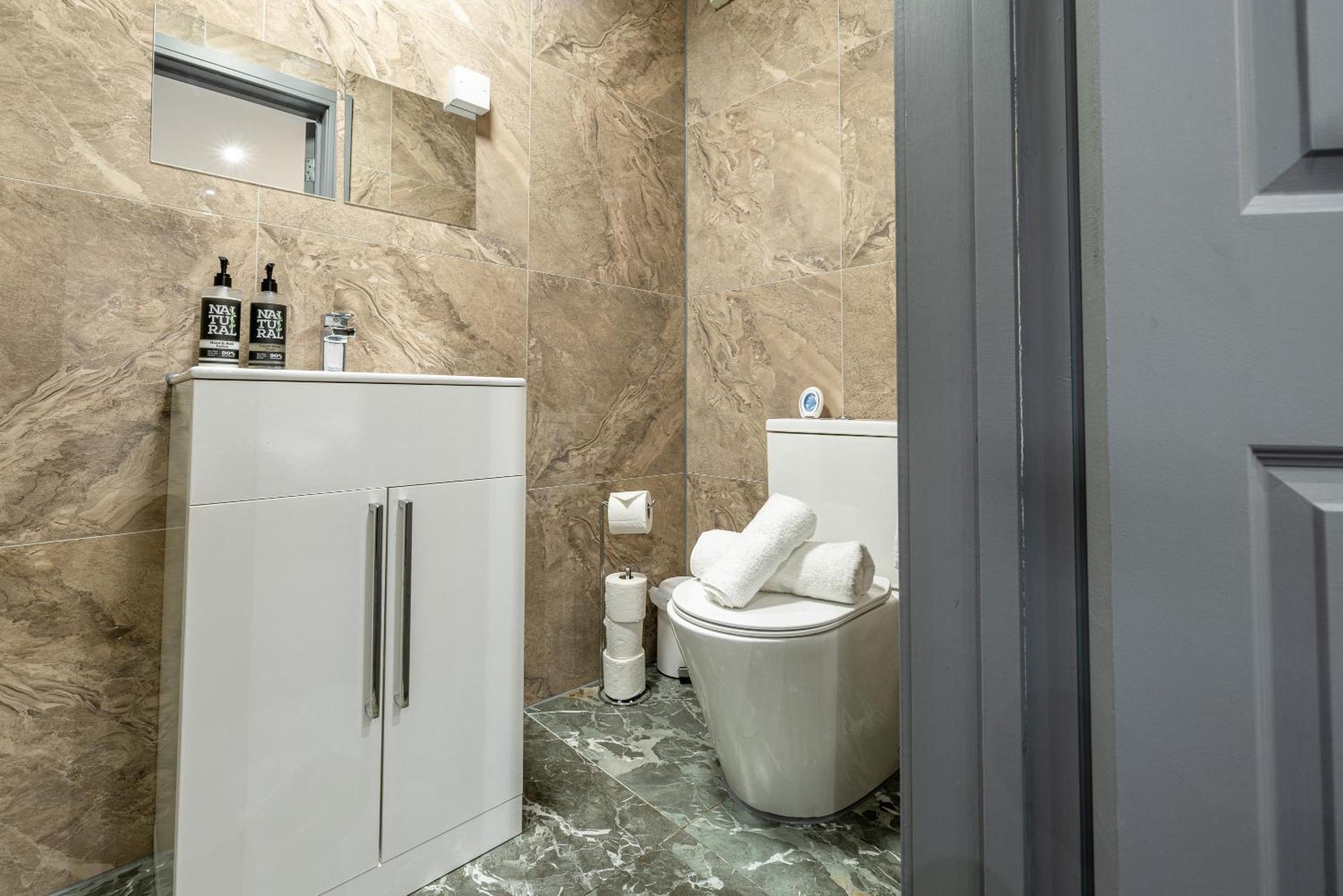 Rnm - Upgraded Business Stay For Travelling Contractors, All Amenities, Private Access Entire Place, Kitchen & Washroom, Smart Tv, Easy Access, Parking Nearby Cradley Heath Dış mekan fotoğraf