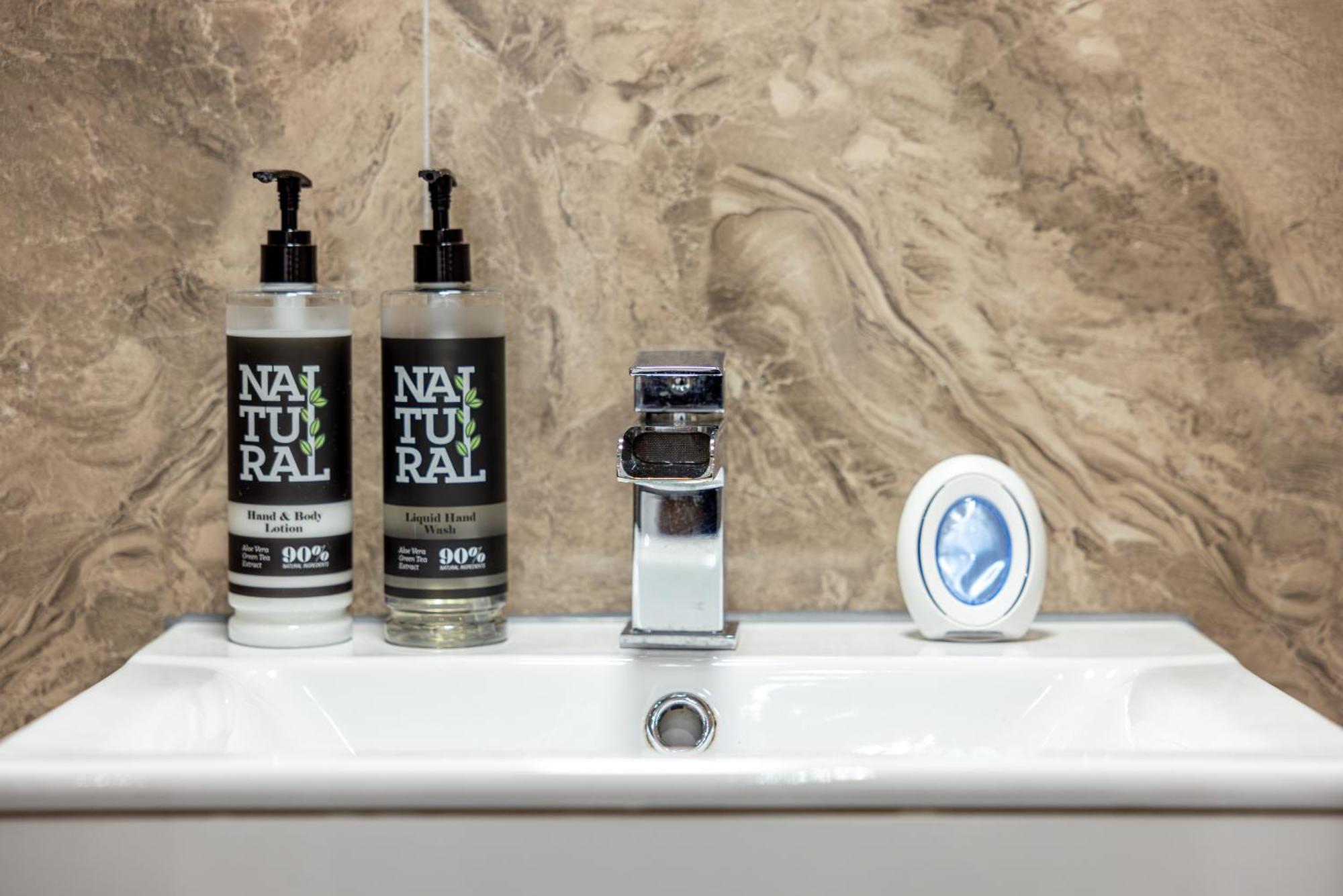 Rnm - Upgraded Business Stay For Travelling Contractors, All Amenities, Private Access Entire Place, Kitchen & Washroom, Smart Tv, Easy Access, Parking Nearby Cradley Heath Dış mekan fotoğraf